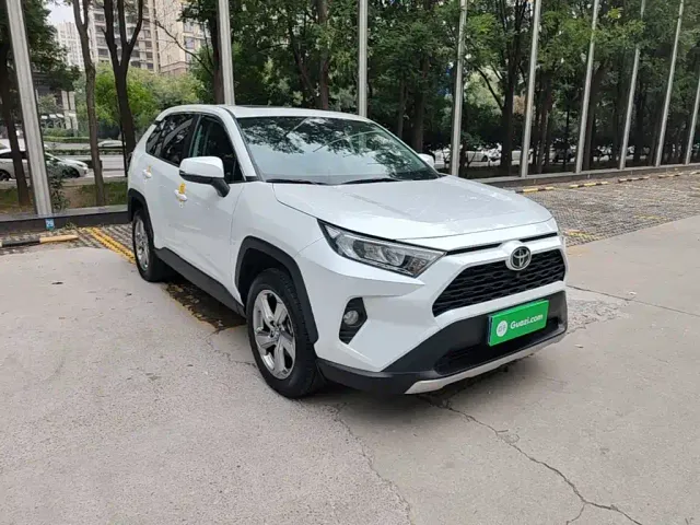 Toyota RAV4 — Фото автомобиля 3