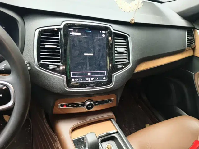 Volvo XC90 — Фото автомобиля 12