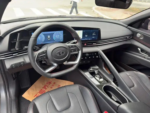 Hyundai Elantra 2022 1.5L CVT 20th Anniversary Edition — Фото автомобиля 12