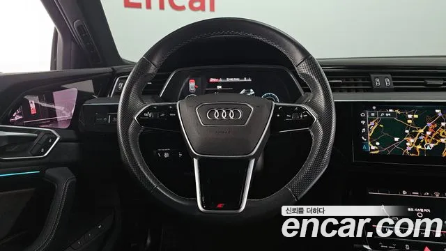 Audi e-tron — Фото автомобиля 13