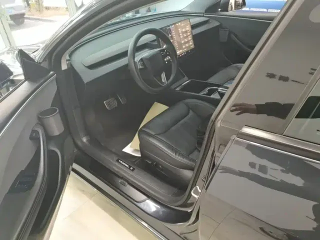 Tesla Model 3 — Фото автомобиля 14