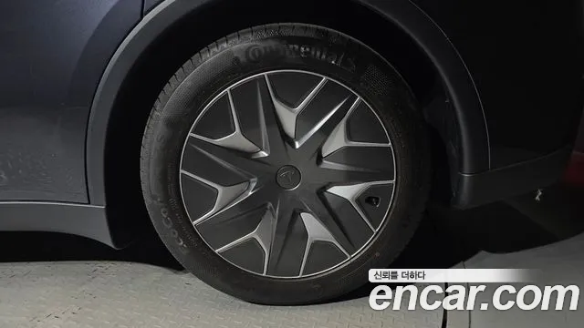 Tesla Model Y — Фото автомобиля 6