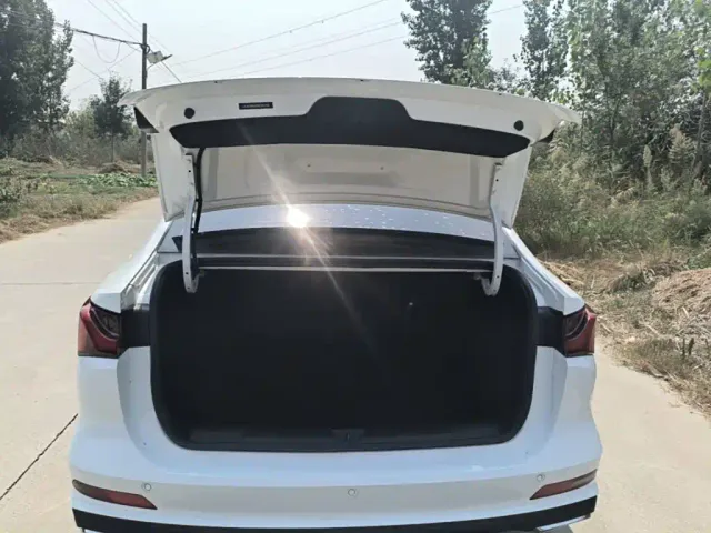 Roewe Roewe i5 2023 1.5L CVT Luxury Edition — Фото автомобиля 18