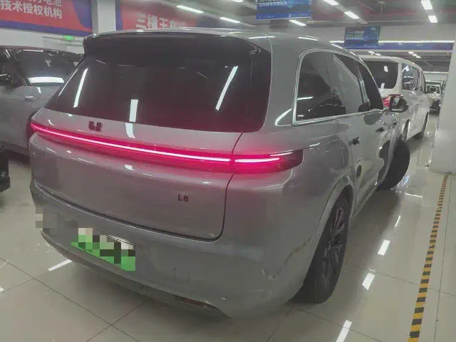 Li Auto L8 — Фото автомобиля 4