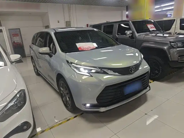 Toyota Sienna — Фото автомобиля 3