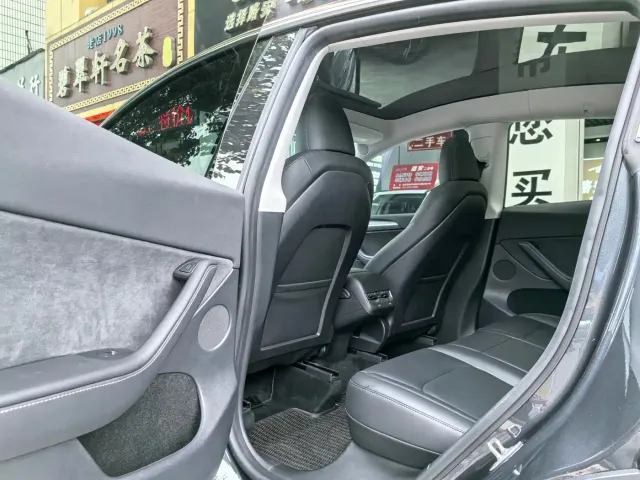 Tesla Model Y — Фото автомобиля 10