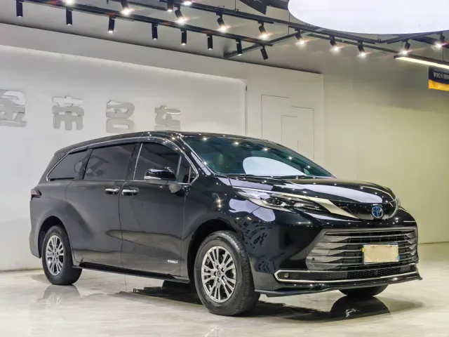 Toyota Sienna — Фото автомобиля 3