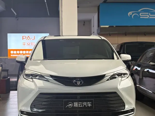 Toyota Sienna — Фото автомобиля 2