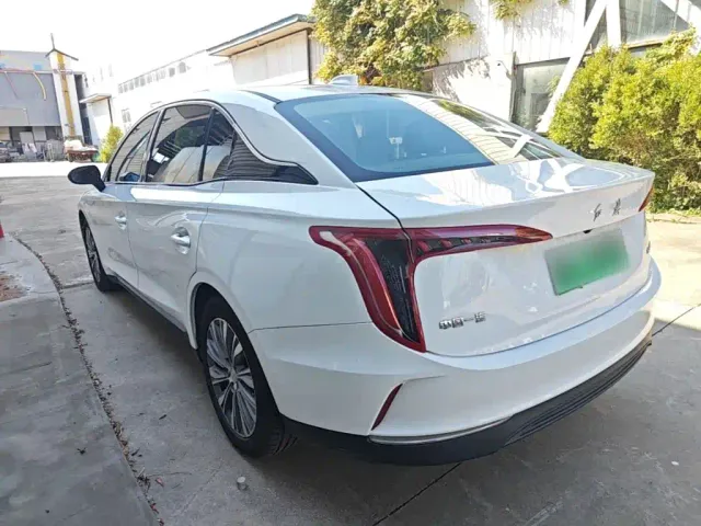 Hongqi E-QM5 — Фото автомобиля 4
