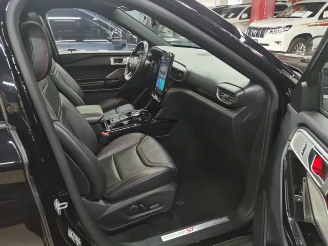 Ford Explorer — Фото автомобиля 2