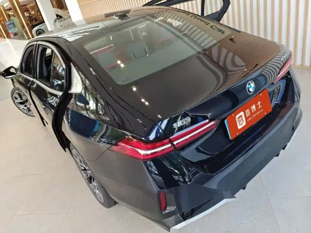 BMW 5 Series — Фото автомобиля 4