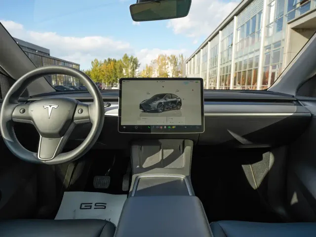 Tesla Model Y — Фото автомобиля 10