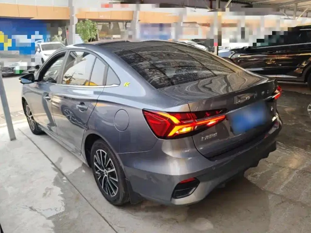 Roewe i5 — Фото автомобиля 4