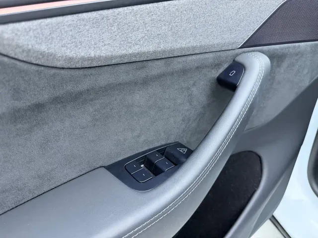 Tesla Model Y L — Фото автомобиля 10