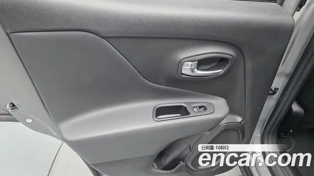 Jeep Renegade — Фото автомобиля 22