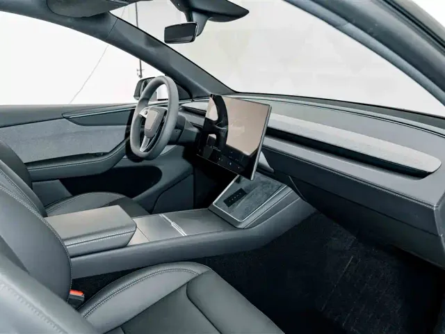 Tesla Model Y — Фото автомобиля 18