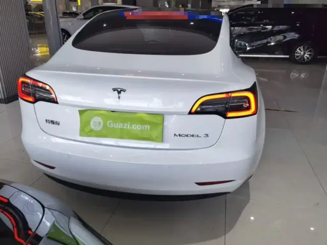 Tesla Model 3 — Фото автомобиля 5