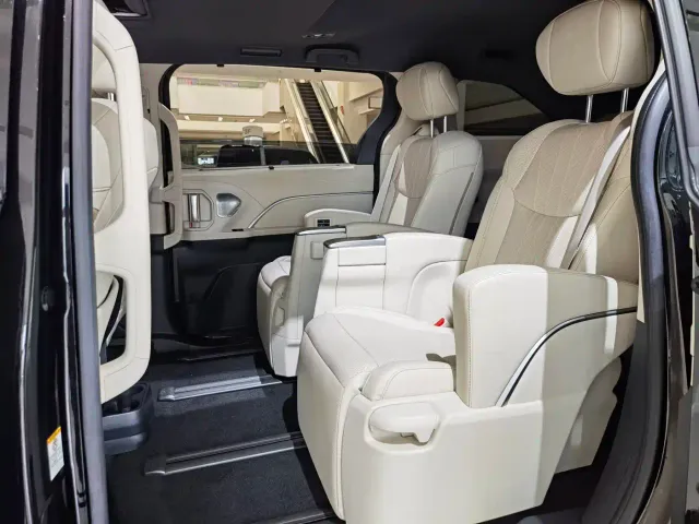 Toyota Sienna — Фото автомобиля 9