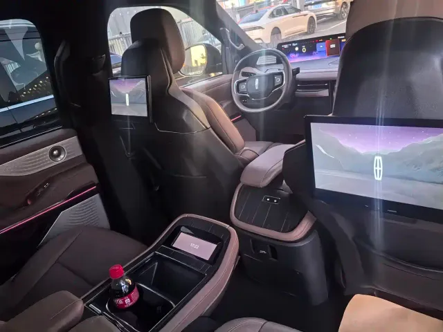 Lincoln Navigator — Фото автомобиля 11