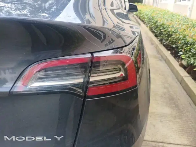 Tesla Model Y — Фото автомобиля 23