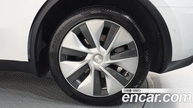 Tesla Model Y — Фото автомобиля 20