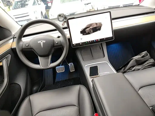 Tesla Model Y — Фото автомобиля 9