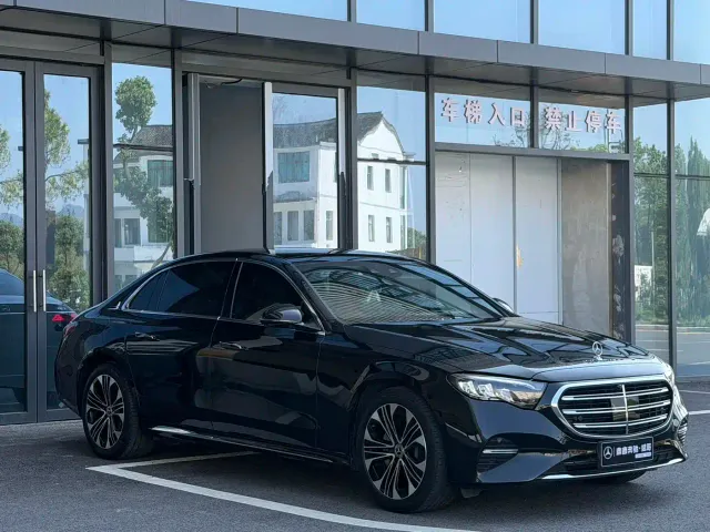 Mercedes-Benz E-Class — Фото автомобиля 3