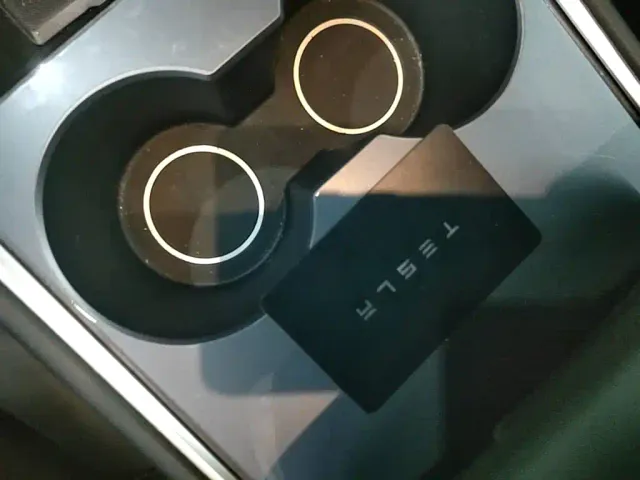 Tesla Model Y — Фото автомобиля 8