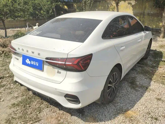 Roewe Roewe i5 2021 1.5L Manual Platinum Edition — Фото автомобиля 3