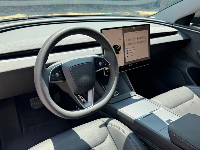 Tesla Model 3 — Фото автомобиля 5