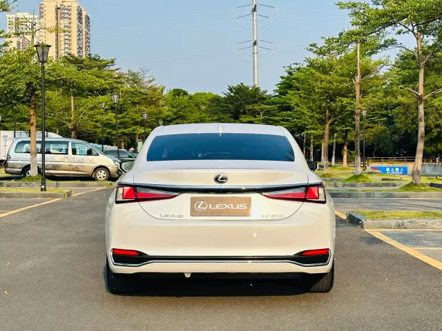 Lexus ES — Фото автомобиля 5