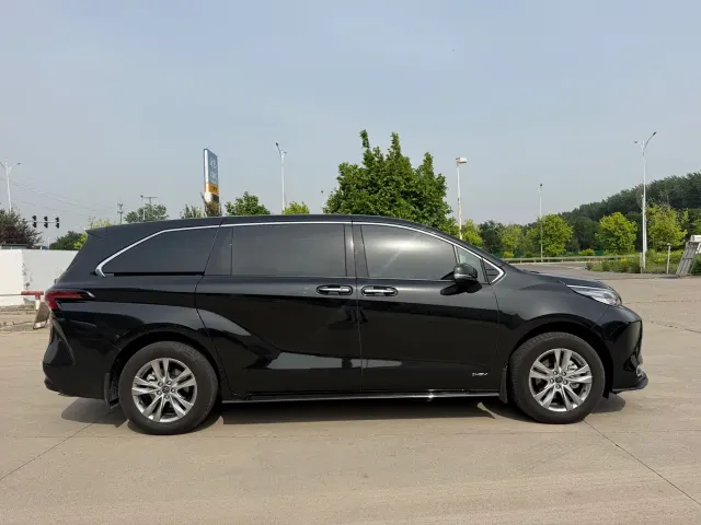 Toyota Sienna — Фото автомобиля 4