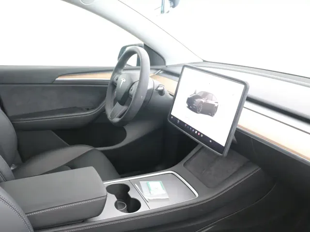 Tesla Model Y — Фото автомобиля 11
