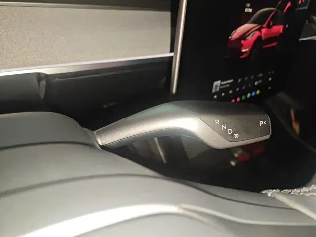 Tesla Model Y — Фото автомобиля 15