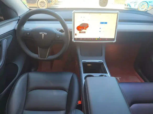 Tesla Model Y — Фото автомобиля 9