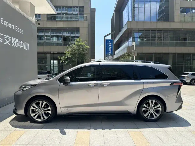 Toyota Sienna — Фото автомобиля 3