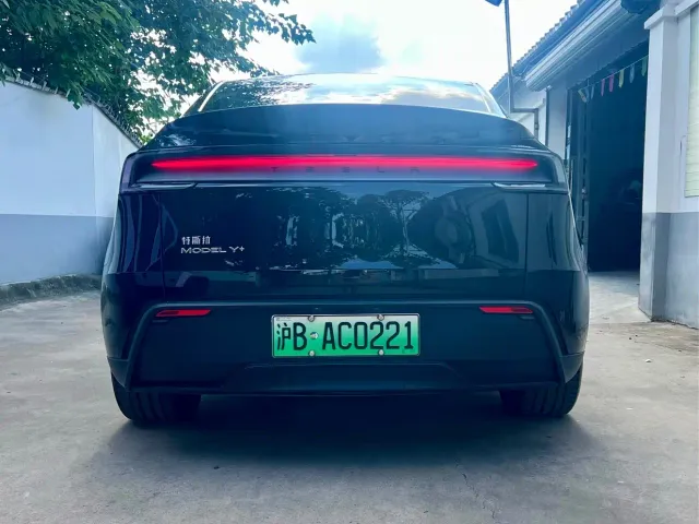 Tesla Model Y — Фото автомобиля 8
