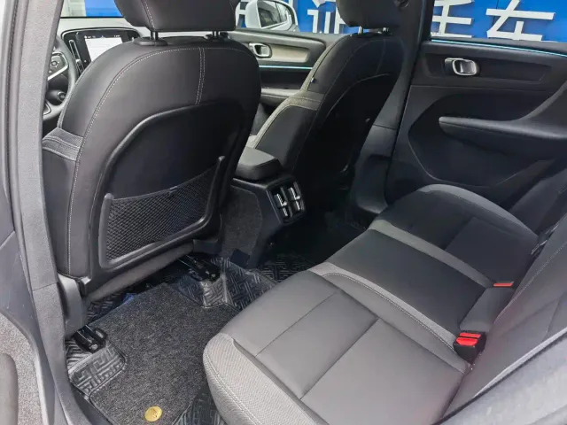 Volvo XC40 — Фото автомобиля 9