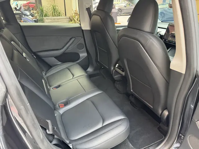 Tesla Model Y — Фото автомобиля 18