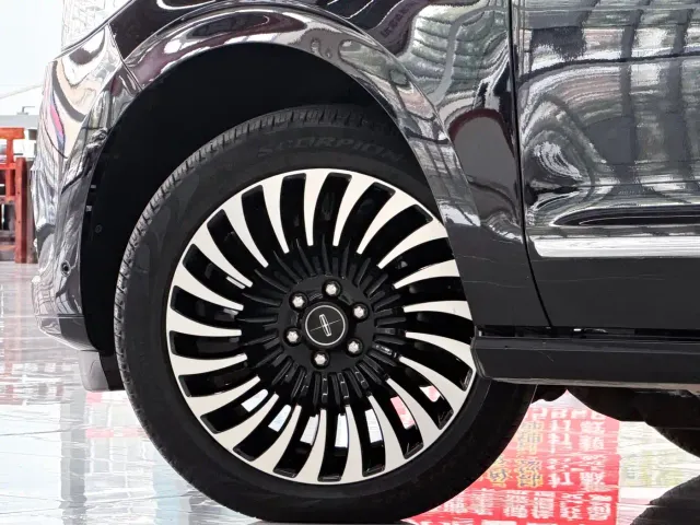 Lincoln Navigator — Фото автомобиля 7