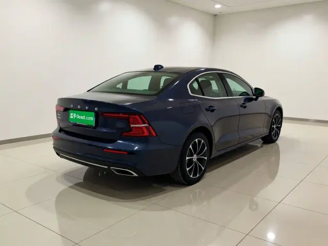 Volvo Volvo S60 2022 B4 Smart Comfort Luxury Edition — Фото автомобиля 6