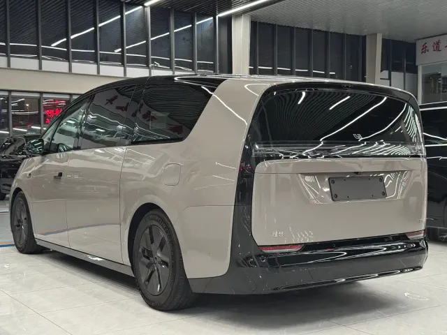 Li Auto MEGA — Фото автомобиля 6