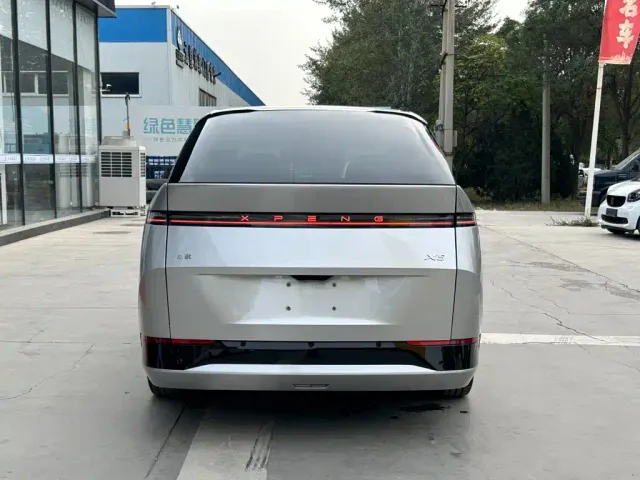 Xpeng X9 — Фото автомобиля 5