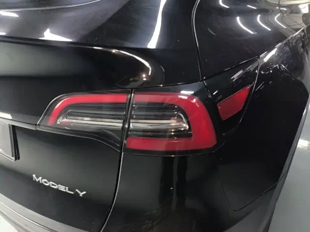 Tesla Model Y — Фото автомобиля 23