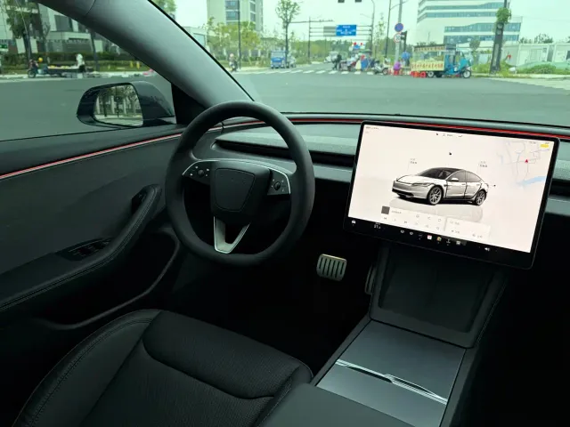 Tesla Model 3 — Фото автомобиля 7