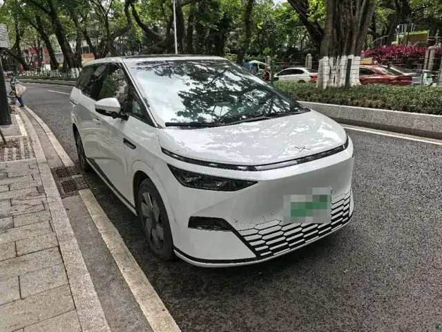 Xpeng X9 — Фото автомобиля 2
