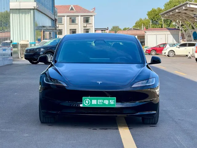 Tesla Model 3 — Фото автомобиля 3