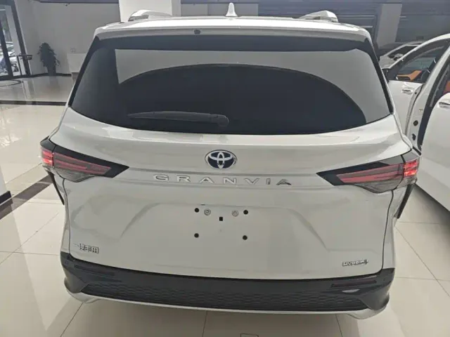 Toyota Granvia 2022 2.5L Hybrid Premium Edition — Фото автомобиля 5