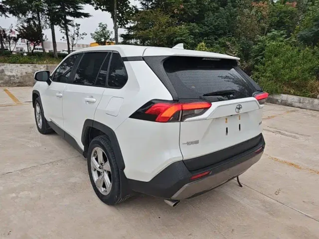 Toyota RAV4 — Фото автомобиля 4