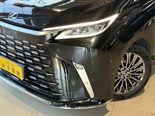 Lexus LM — Фото автомобиля 5